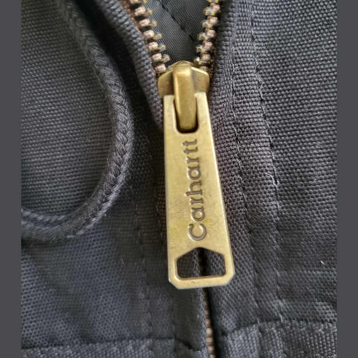 Veste Carhartt noire, taille S, gros plan sur la fermeture éclair, Fripes Sélect