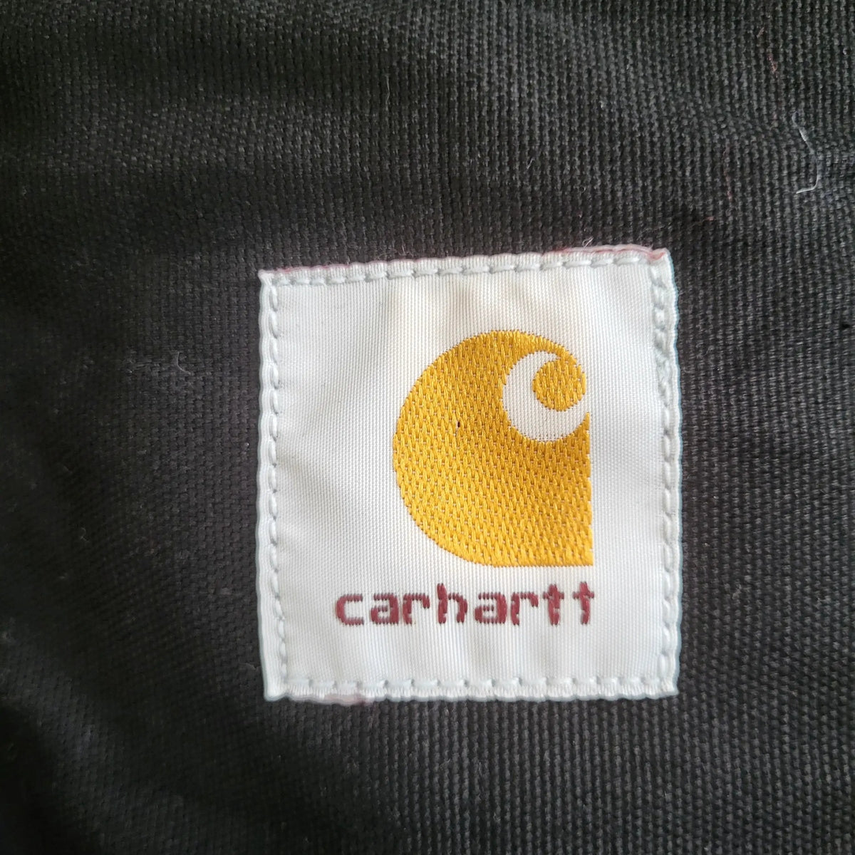 Veste Carhartt noire, taille S, logo visible sur étiquette. Fripes Sélect