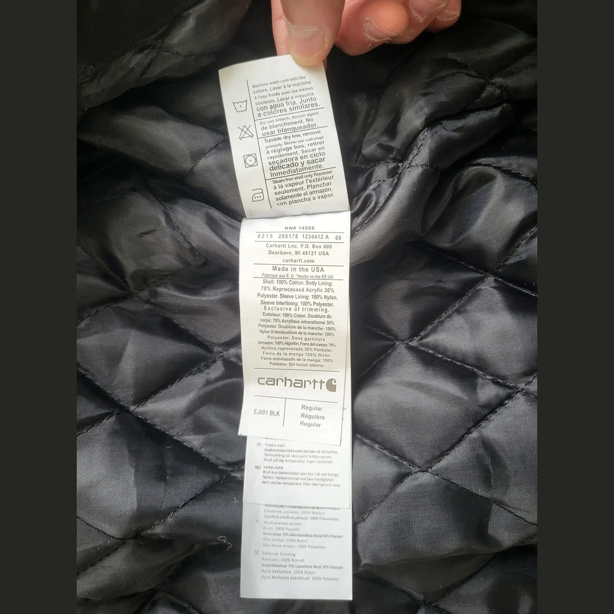 Veste Carhartt noire taille S, modèle Regular, étiquette visible. Fripes Sélect