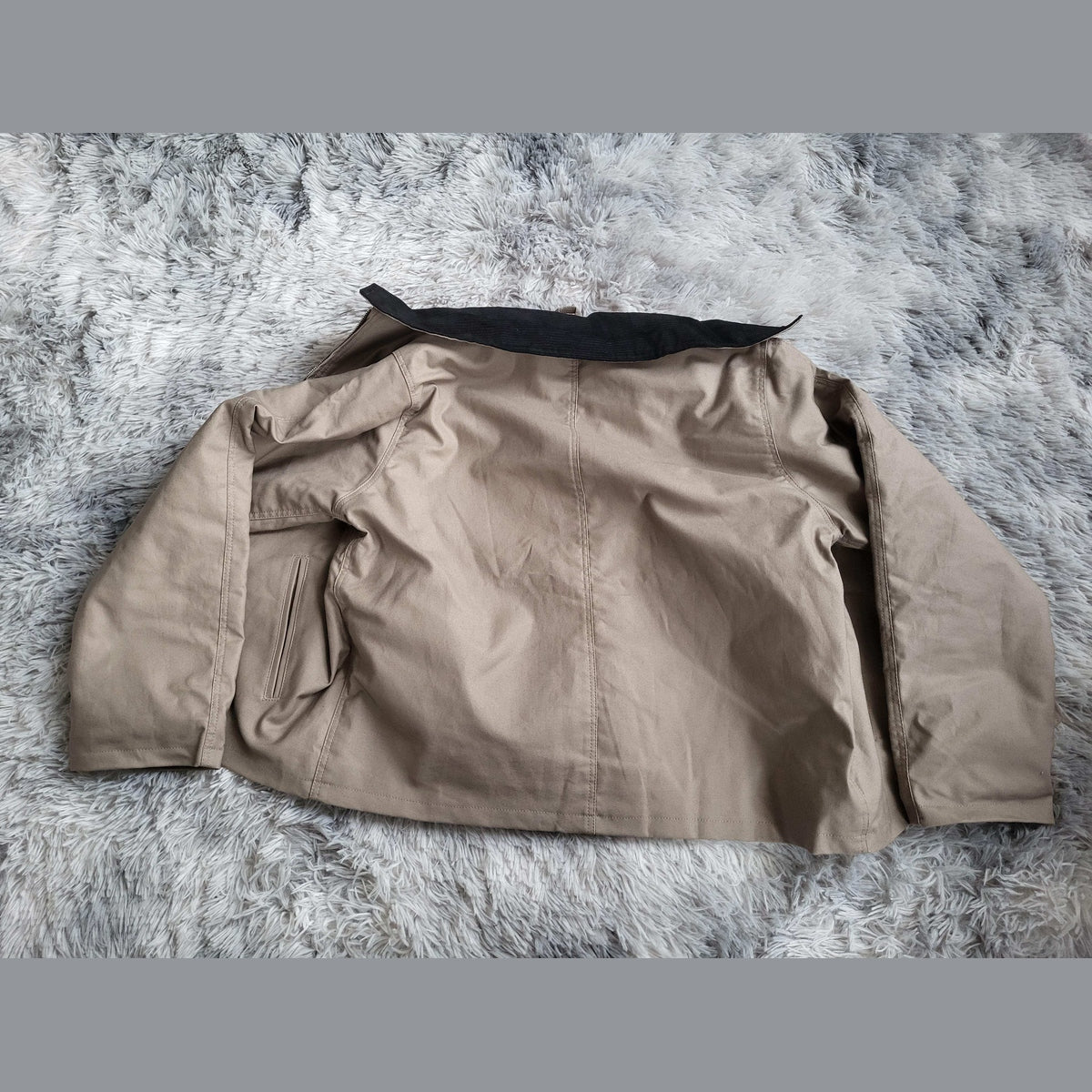 Veste beige Carhartt taille M vue de dos, col contrastant. Fripes Sélect