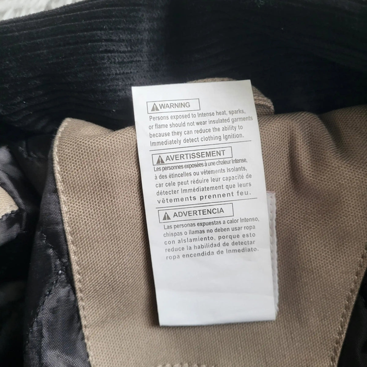 Veste Carhartt beige taille M visible, col foncé, étiquette intérieure. Fripes Sélect