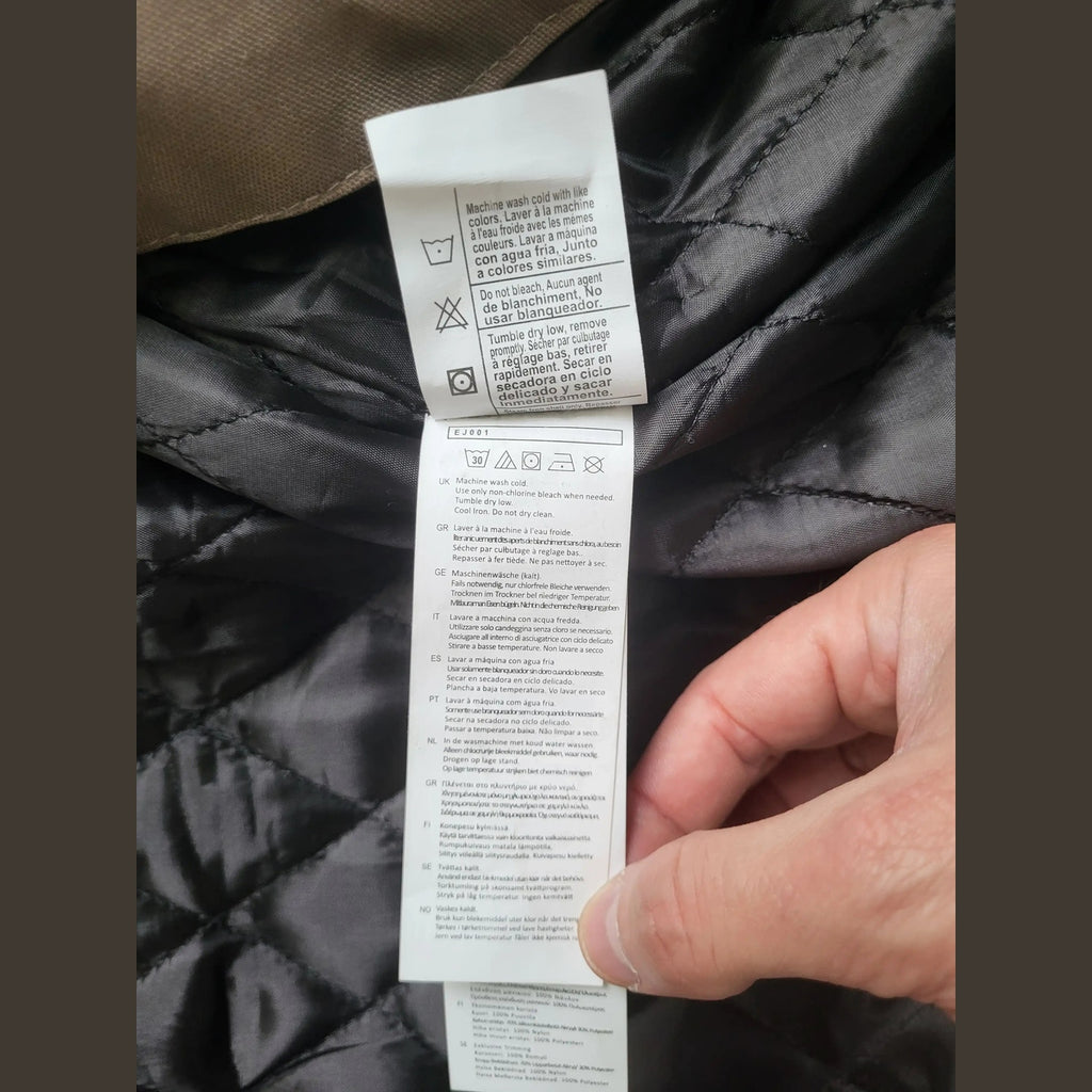Veste Carhartt beige, taille M, détails d'étiquette visible. Fripes Sélect