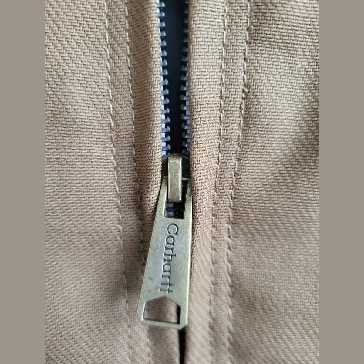 Veste Carhartt marron taille L, vue sur fermeture éclair, Fripes Sélect