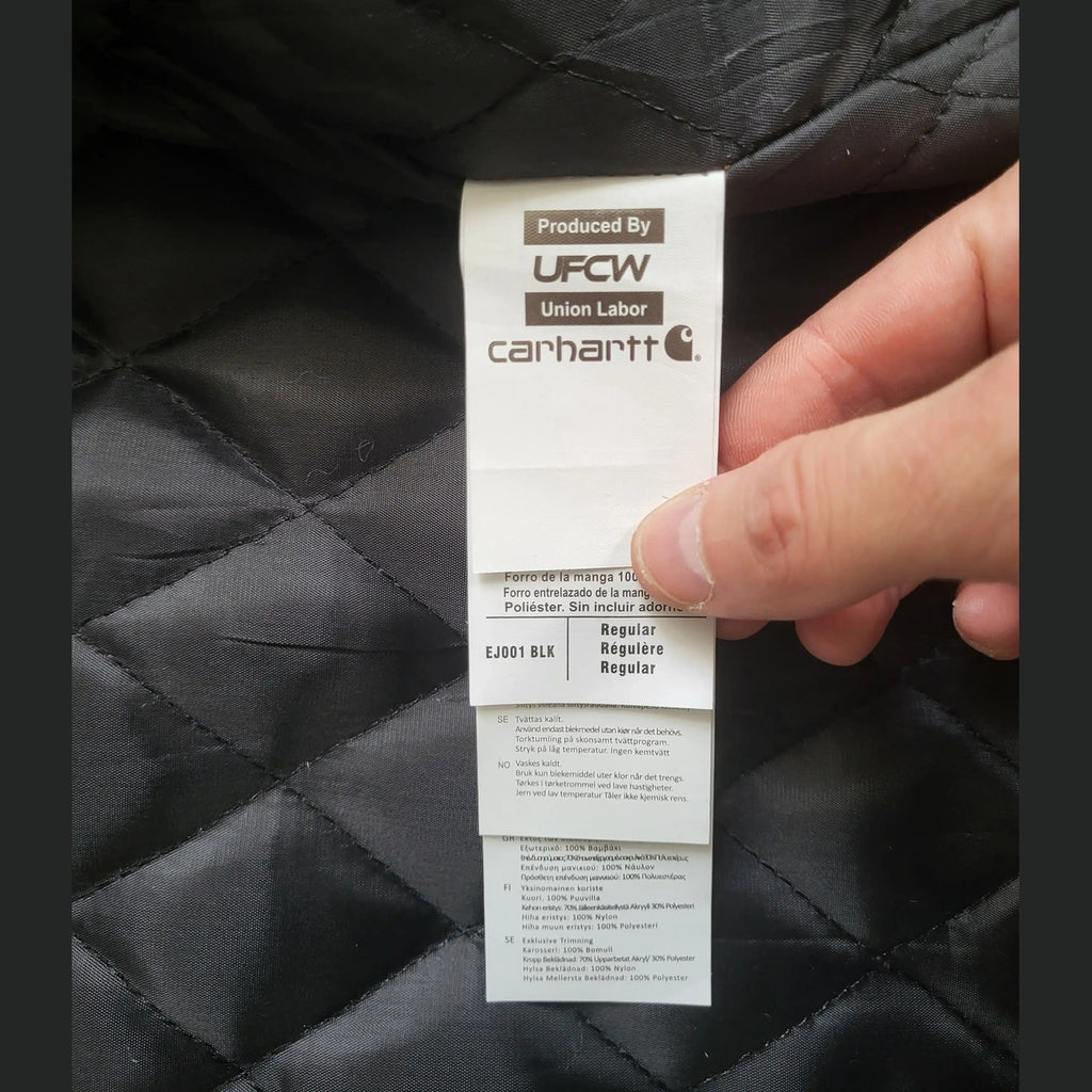 Étiquette de veste Carhartt noire, taille Regular. Fripes Sélect