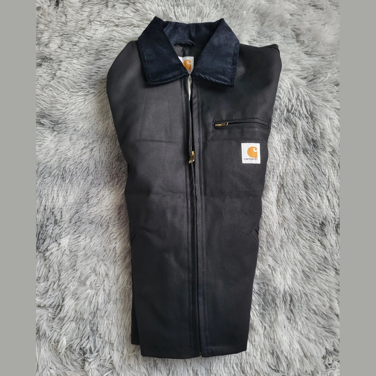 Veste Carhartt noire zippée, taille M, col à côtes, logo visible. Fripes Sélect