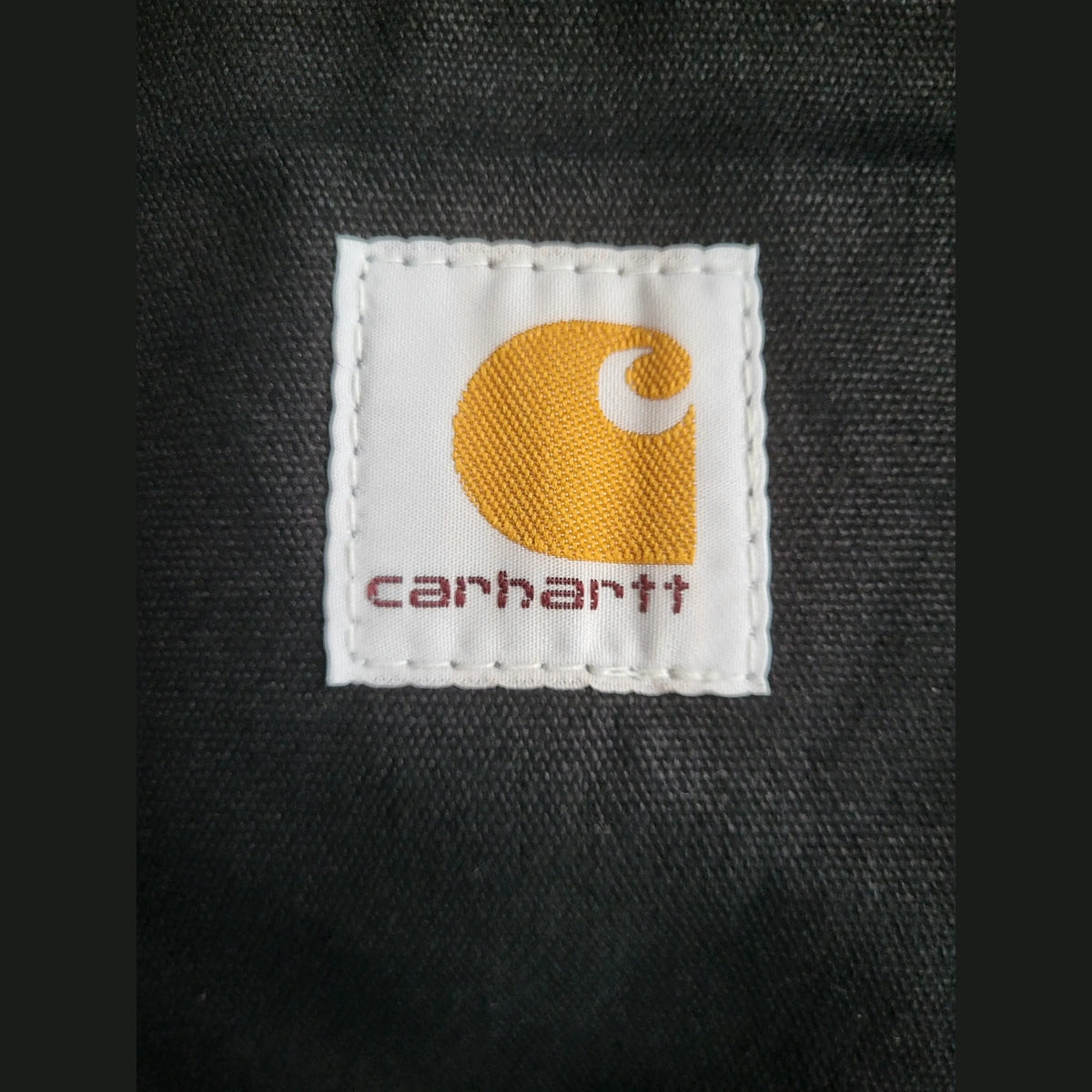 Veste Carhartt noire taille M, étiquette logo visible. Fripes Sélect