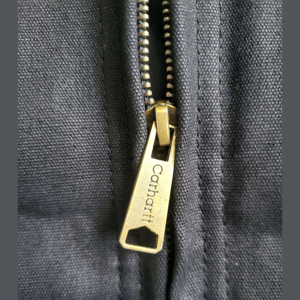 Veste Carhartt noire, taille M, gros plan sur fermeture éclair. Fripes Sélect