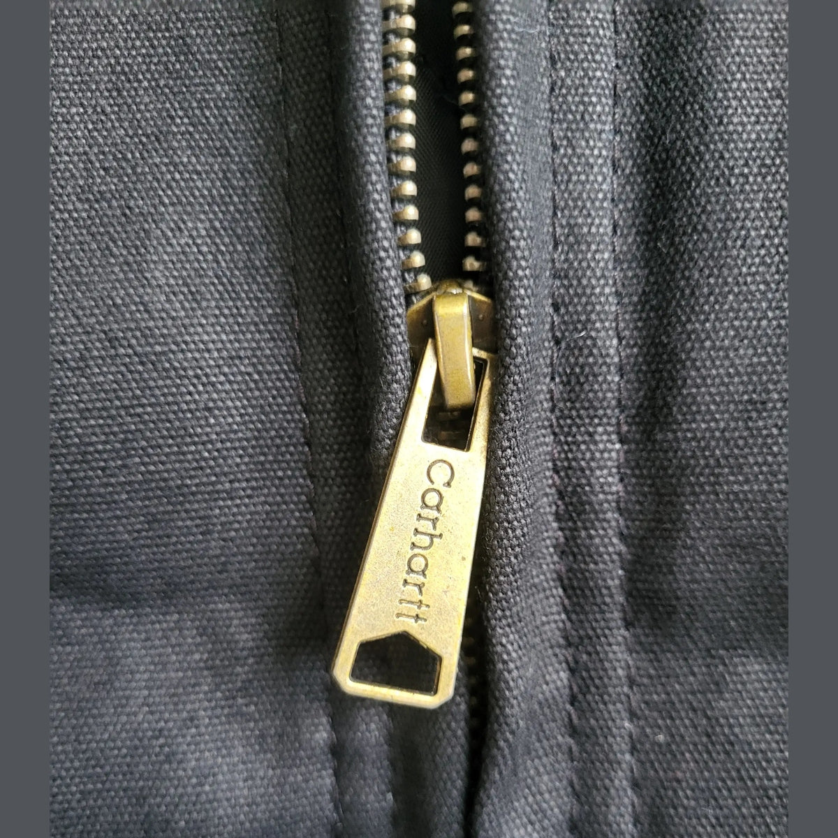 Veste Carhartt noire, taille M, gros plan sur fermeture éclair. Fripes Sélect