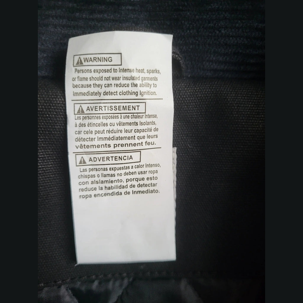 Veste Carhartt noire, taille M, étiquette d'avertissement visible. Fripes Sélect