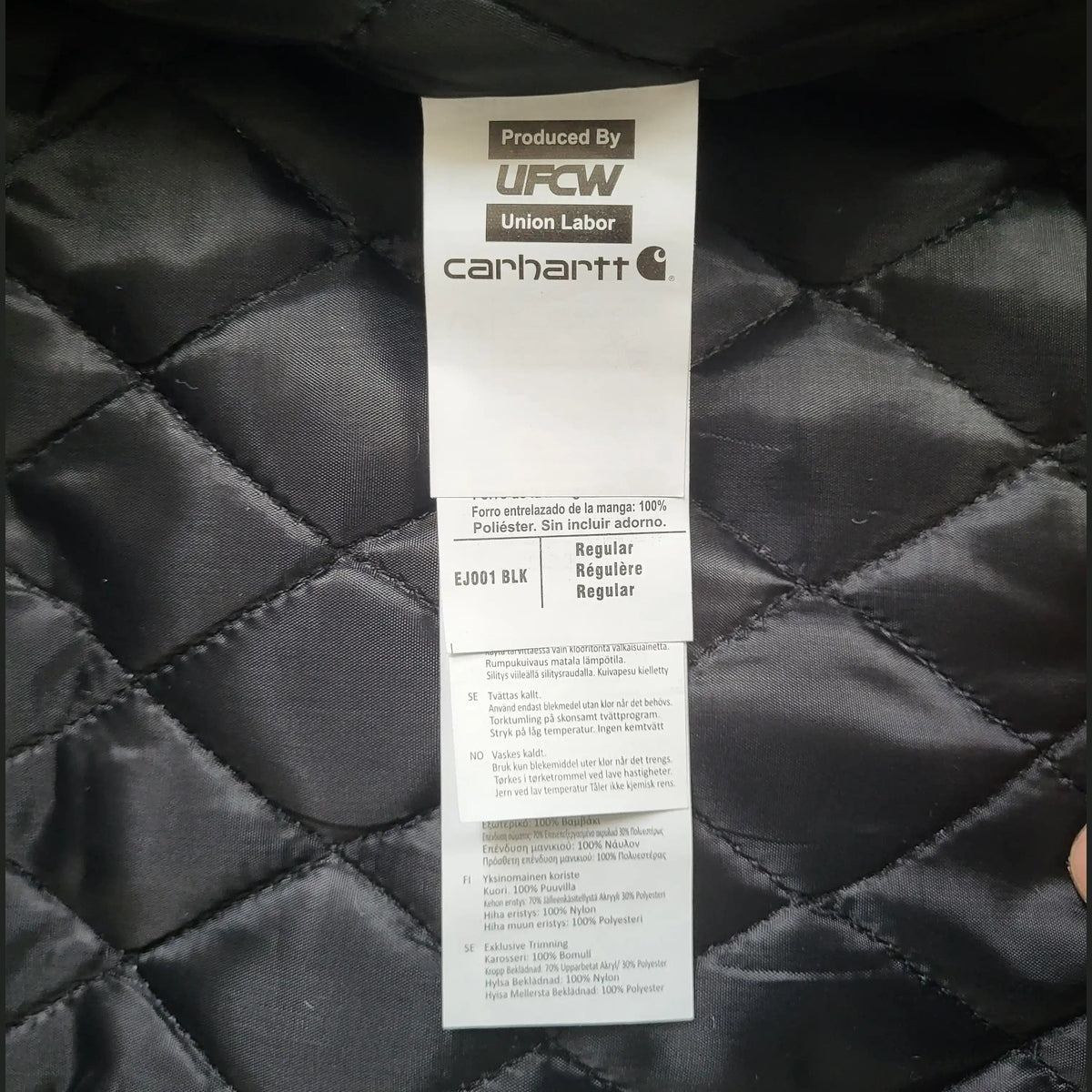 Veste Carhartt noire matelassée taille M, étiquette visible. Fripes Sélect