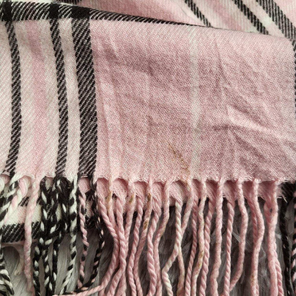 Écharpe Burberry rose à carreaux, taille non visible, franges. Fripes Sélect