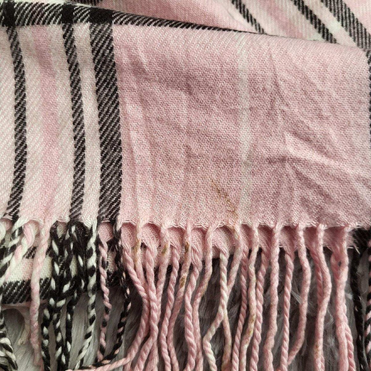 Écharpe Burberry rose à carreaux, taille non visible, franges. Fripes Sélect
