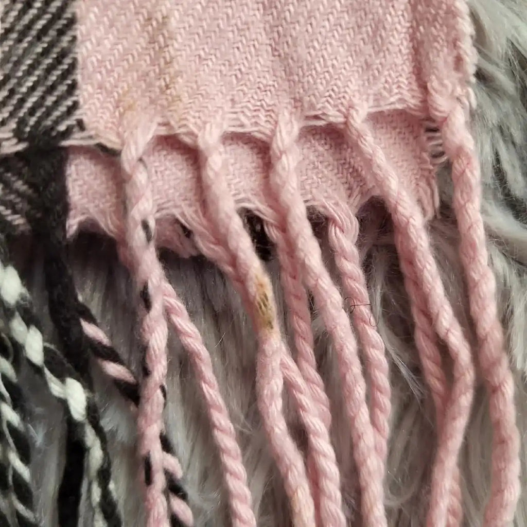 Écharpe Burberry rose à franges, taille unique. Fripes Sélect