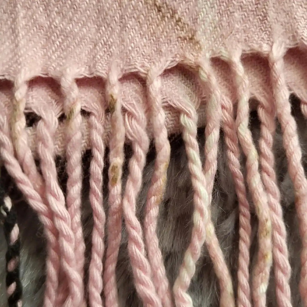 Écharpe Burberry rose avec franges, taille unique. Fripes Sélect