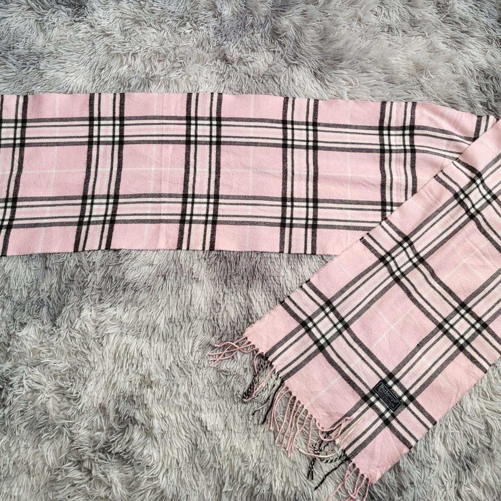 Écharpe Burberry, motif à carreaux, couleur rose, taille non précisée. Fripes Sélect