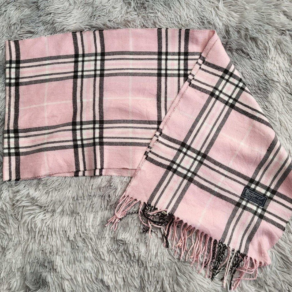 Écharpe Burberry à carreaux, couleur rose, taille unique. Fripes Sélect