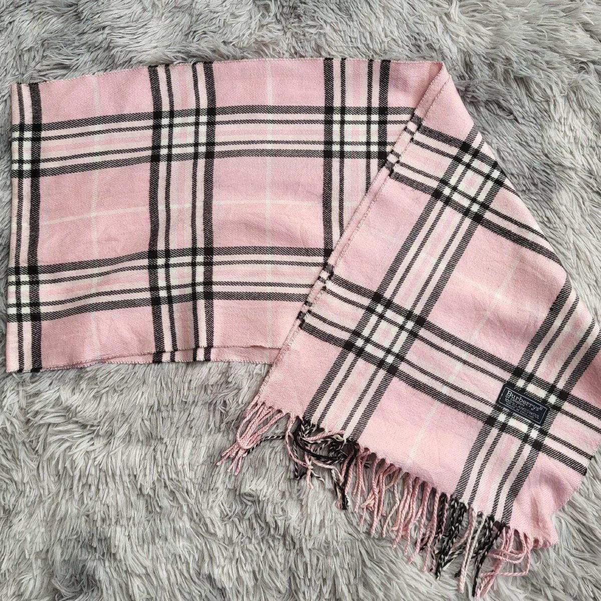 Écharpe Burberry à carreaux, couleur rose, taille unique. Fripes Sélect