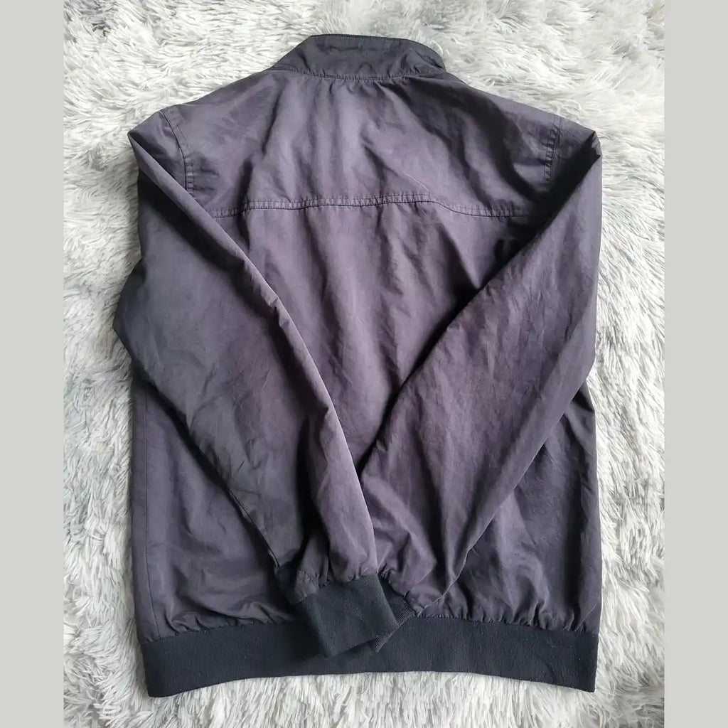 Veste légère homme, marque non visible, couleur gris foncé, taille non indiquée. Fripes Sélect