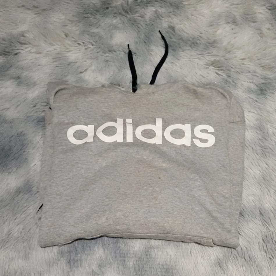 Sweat à capuche gris Adidas, logo blanc, taille non indiquée. Fripes Sélect