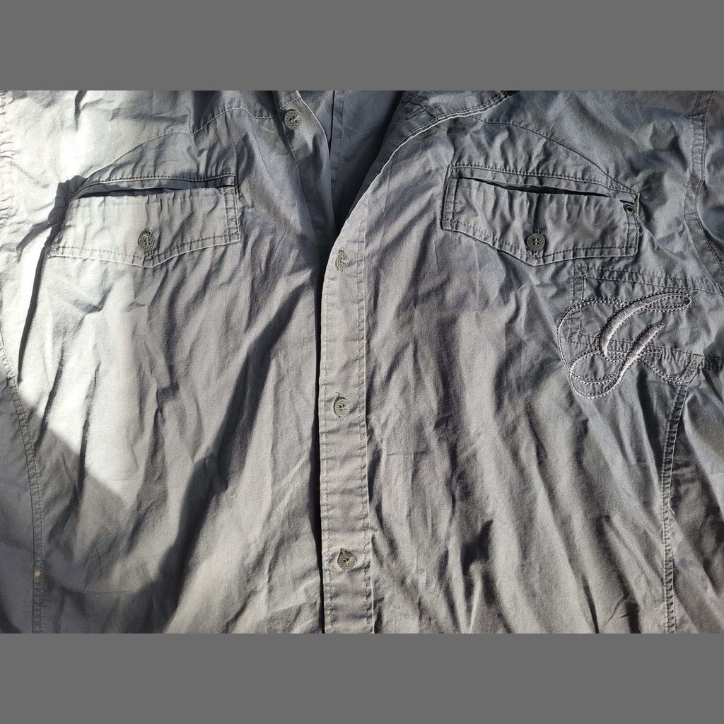 Chemise grise, broderie logo, deux poches poitrine, taille non précisée. Fripes Sélect