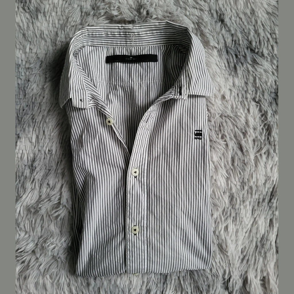 Chemise à rayures noir et blanc Hilfiger, logo visible, taille L. Fripes Sélect