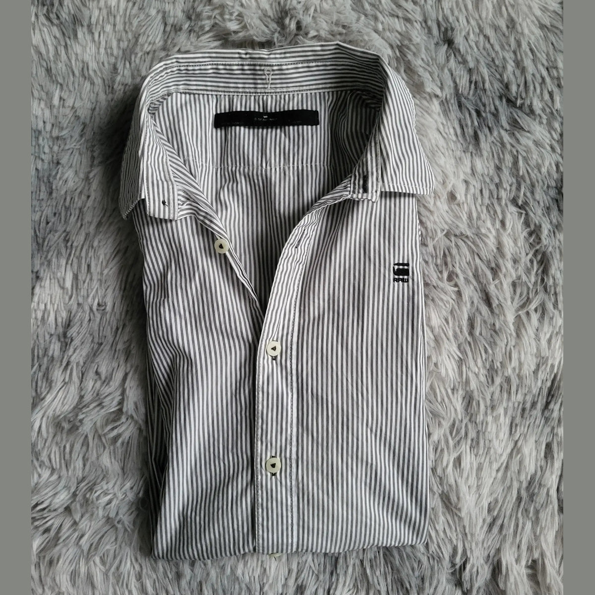 Chemise à rayures noir et blanc Hilfiger, logo visible, taille L. Fripes Sélect