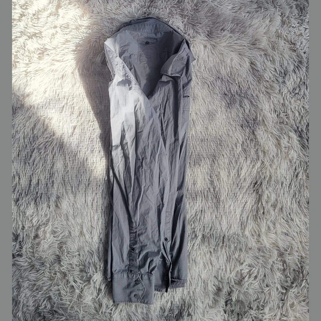 Chemise grise à manches longues, marque non visible, taille non indiquée. Fripes Sélect