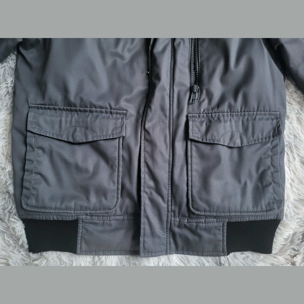 Veste grise, marque non visible, taille non indiquée, poches à rabat. Fripes Sélect
