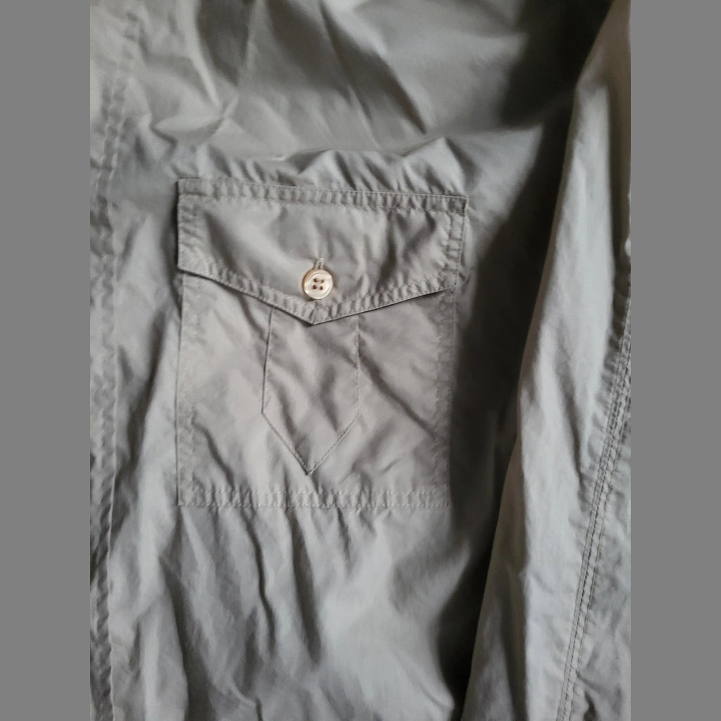 Chemise grise, poche poitrine, sans marque visible, taille non indiquée. Fripes Sélect