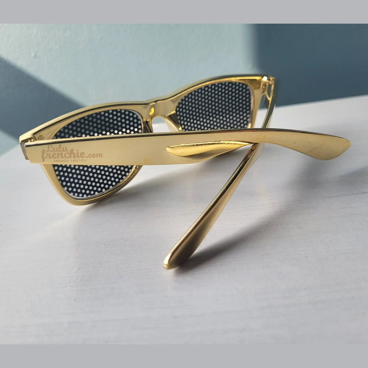 Lunettes de soleil Lulu Frenchie dorées à verres noirs, taille unique. Fripes Sélect