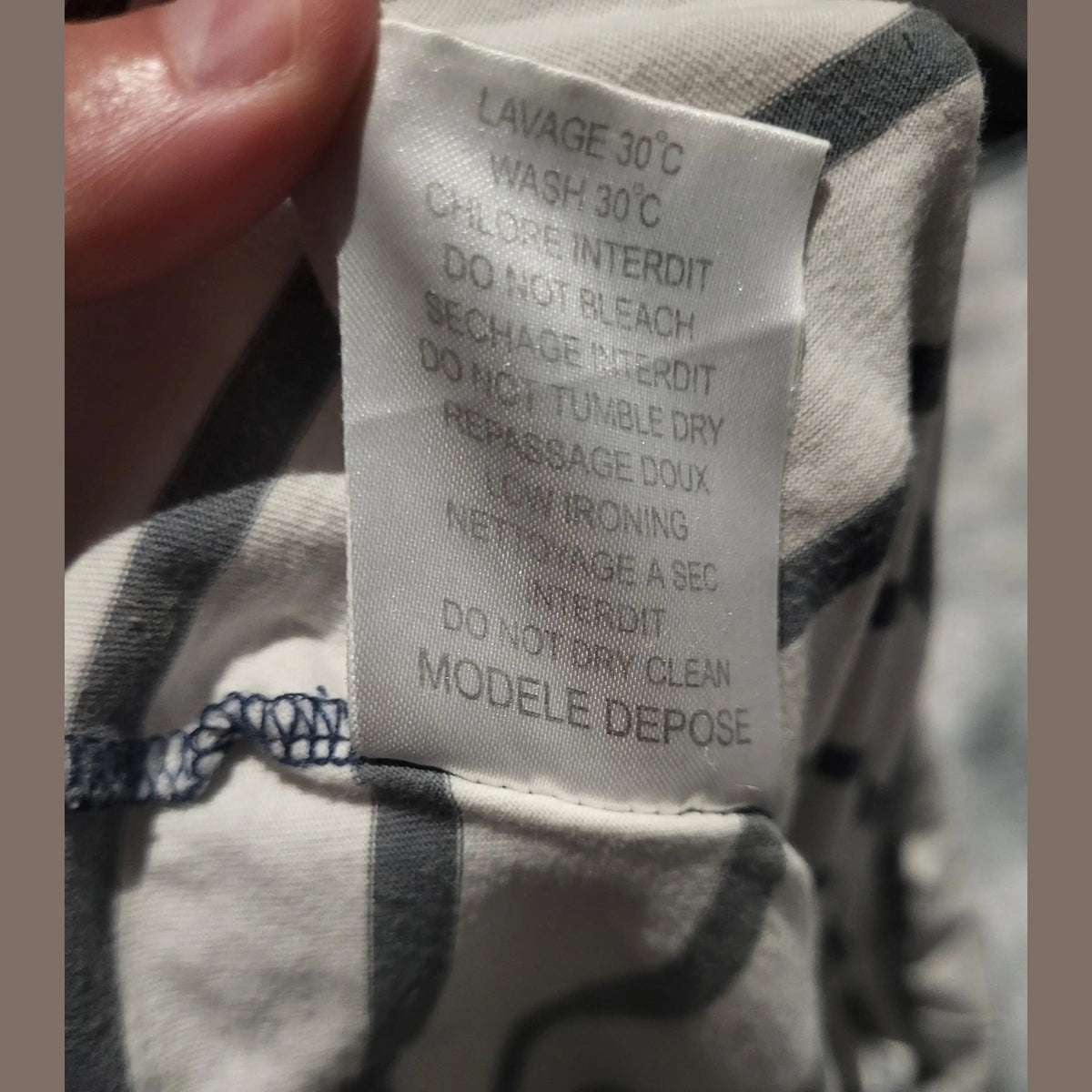 Chemise à motifs, marque non visible, blanche et grise, taille non indiquée, Fripes Sélect