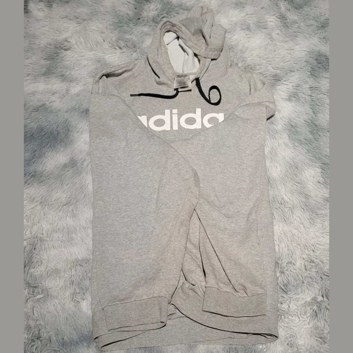Sweat à capuche gris Adidas, logo visible, taille M. Fripes Sélect