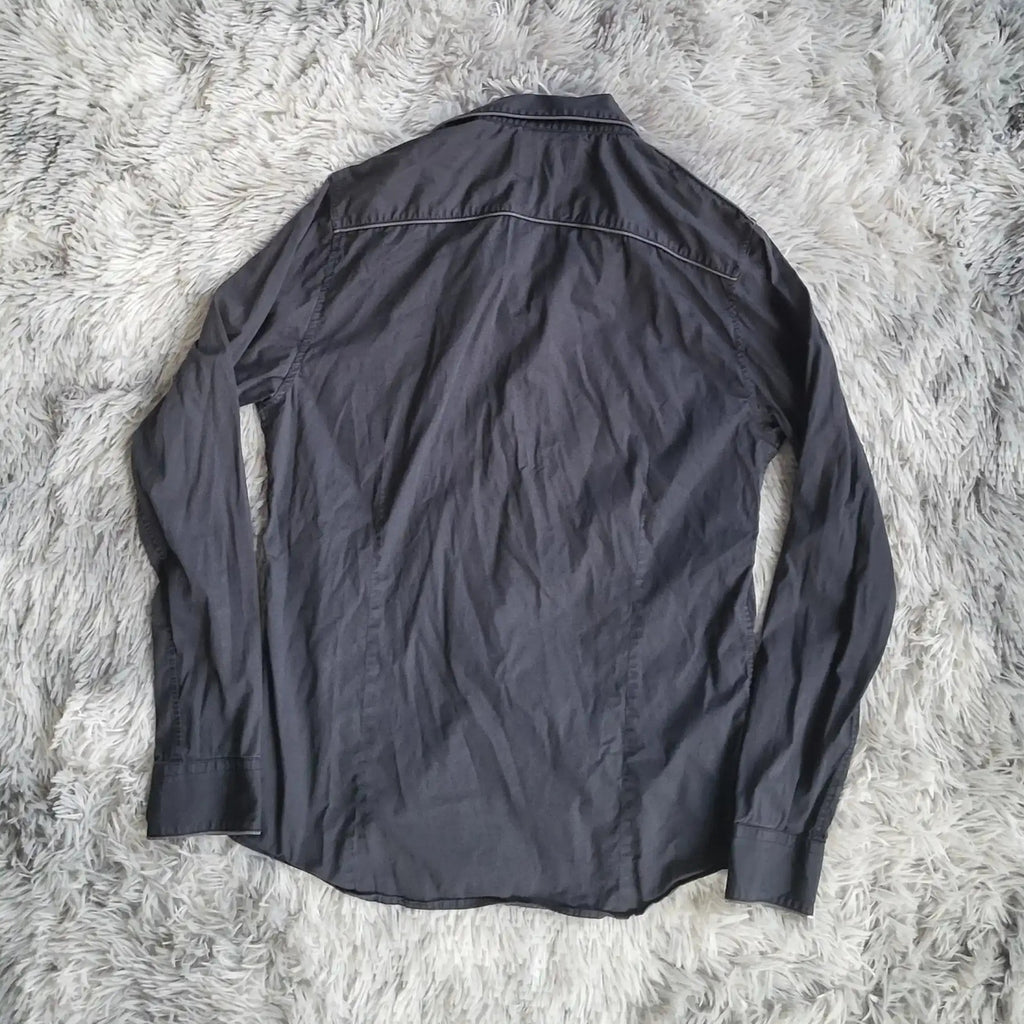 Chemise à manches longues noire, marque non visible, taille non indiquée. Fripes Sélect