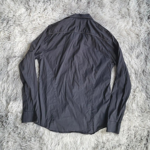 Chemise à manches longues noire, marque non visible, taille non indiquée. Fripes Sélect
