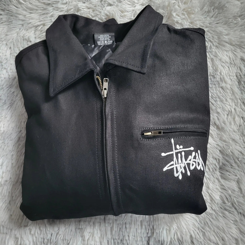 Veste noire Stüssy, fermeture zippée, logo blanc, taille M. Fripes Sélect