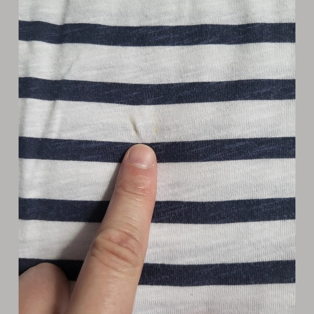 T-shirt à rayures marines blanc et bleu, marque et taille non visibles. Fripes Sélect