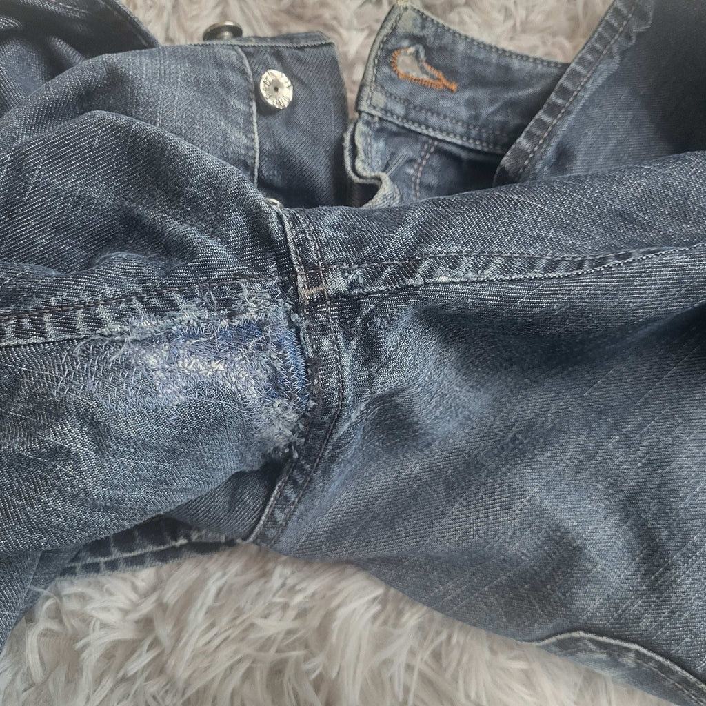 Jean bleu taille non indiquée, marque non visible, détail usé à l'entrejambe. Fripes Sélect