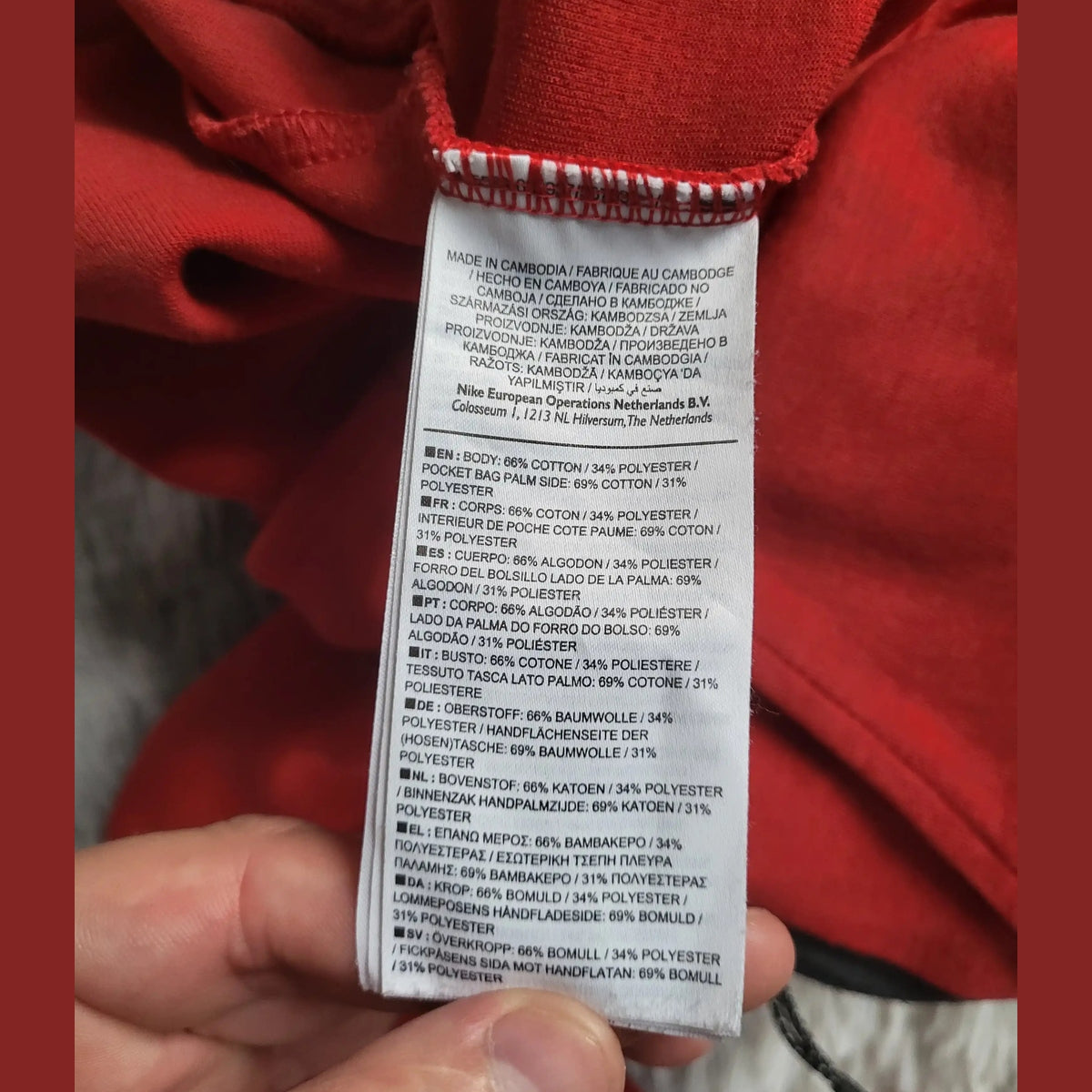 Sweat rouge Nike, taille non visible, étiquette composition, Fripes Sélect