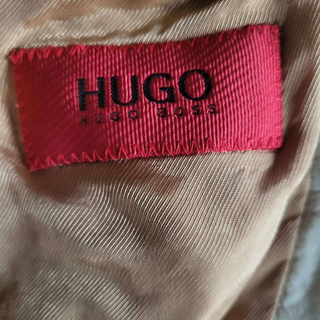 Veste Hugo Boss beige, étiquette rouge, taille non visible. Fripes Sélect