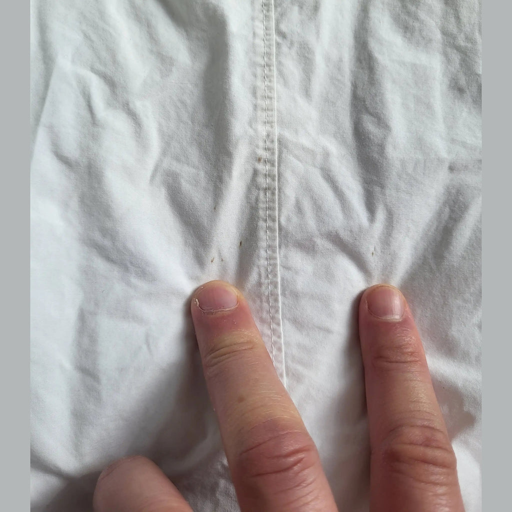 Chemise blanche, marque et taille non visibles, détail tissu et couture, Fripes Sélect