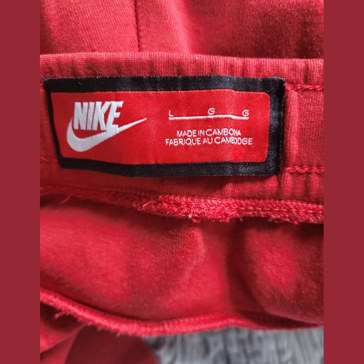 Sweatshirt Nike rouge taille L, étiquette visible. Fripes Sélect