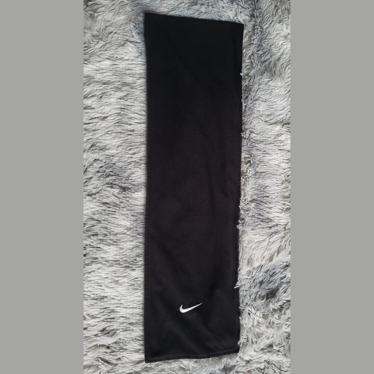 Echarpe noire Nike, logo blanc, taille unique. Fripes Sélect