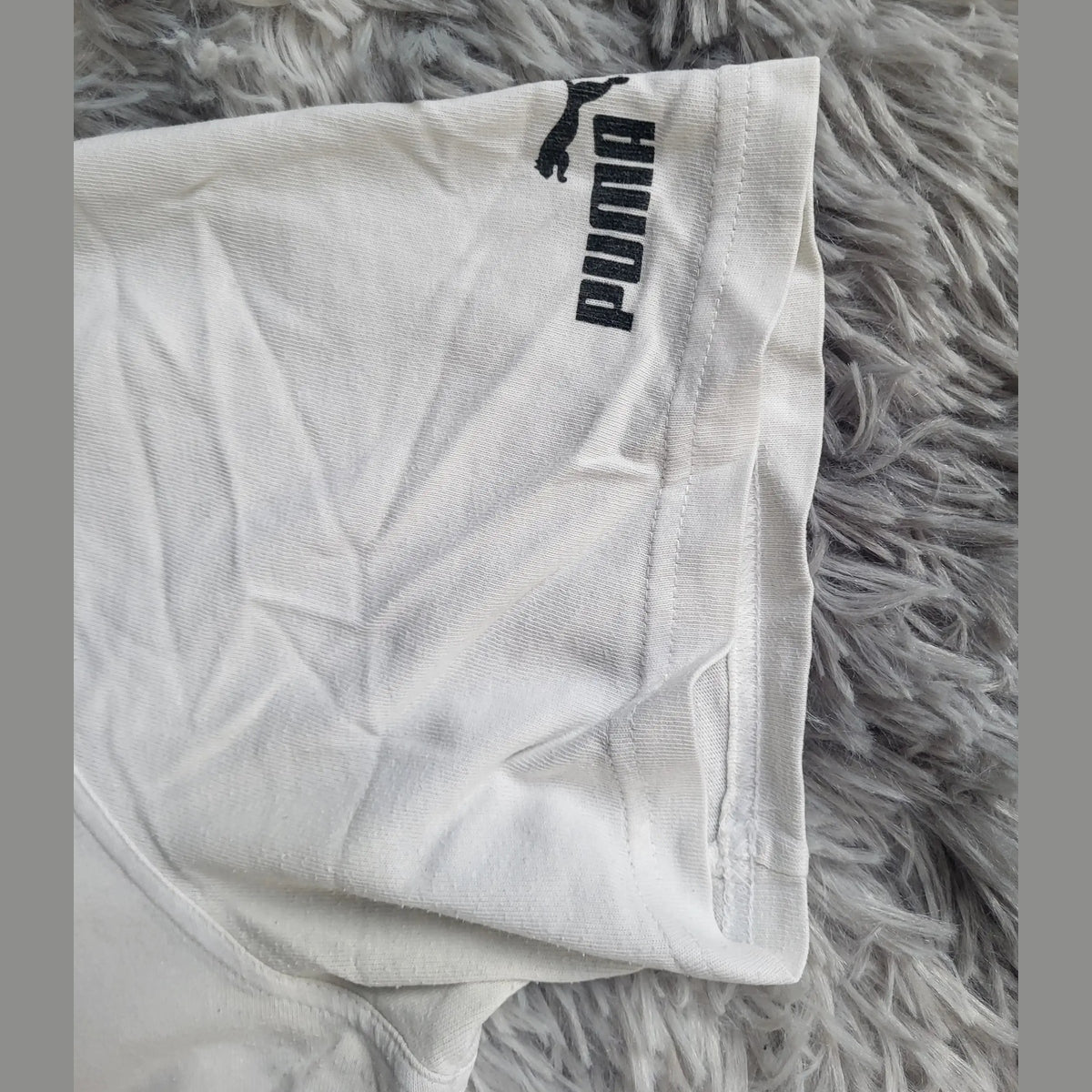 T-shirt blanc Puma, manche courte, taille non visible. Fripes Sélect