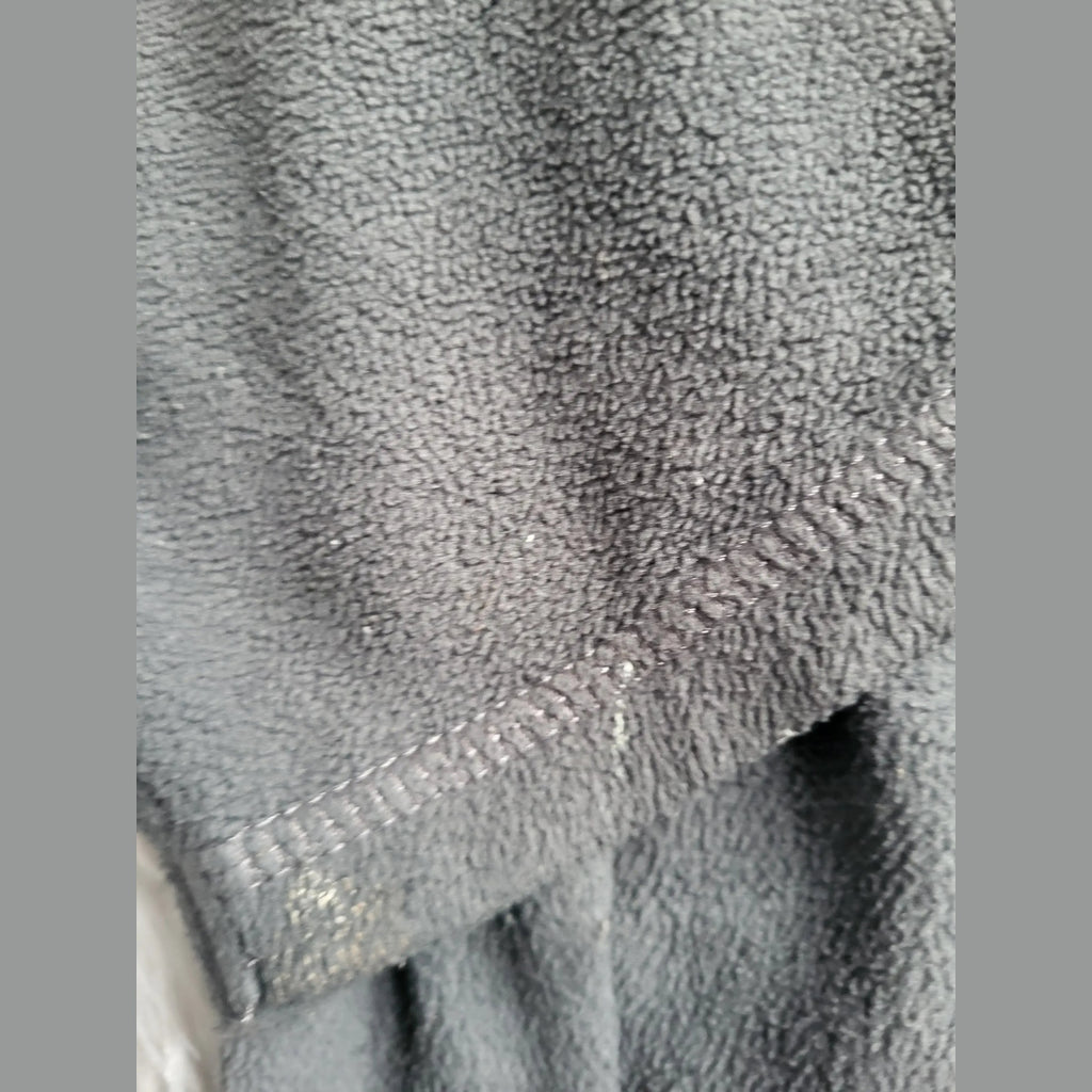 Veste polaire, marque non visible, couleur gris foncé, taille non indiquée. Fripes Sélect