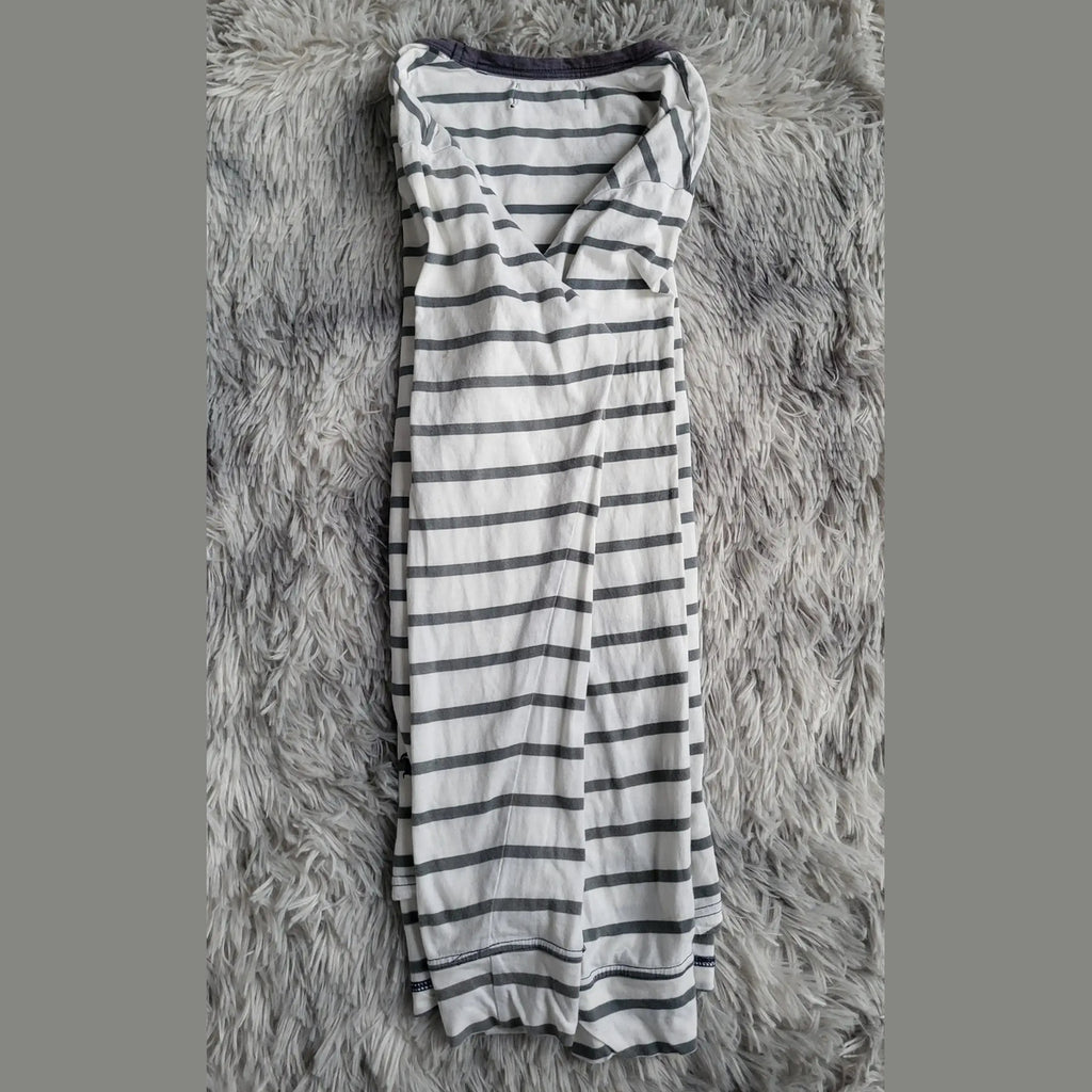 T-shirt à rayures blanches et grises, taille non visible, sans marque apparente, Fripes Sélect