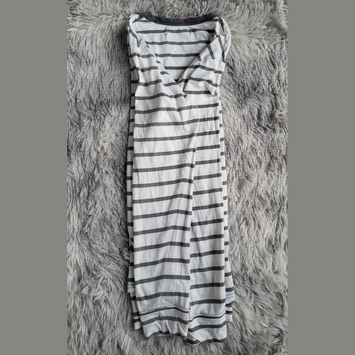 T-shirt à rayures blanches et grises, taille non visible, sans marque apparente, Fripes Sélect