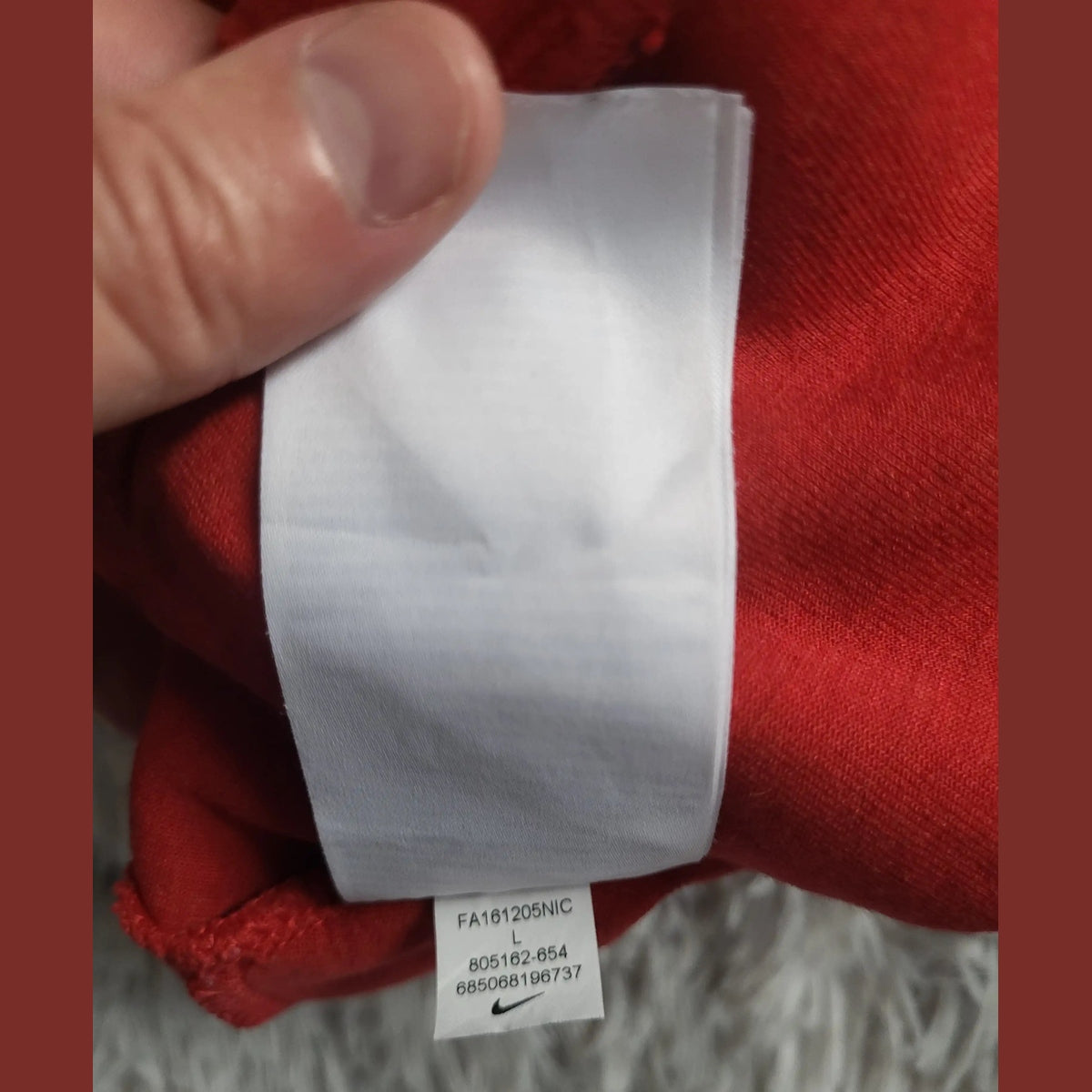 T-shirt rouge Nike taille L, étiquette visible. Fripes Sélect