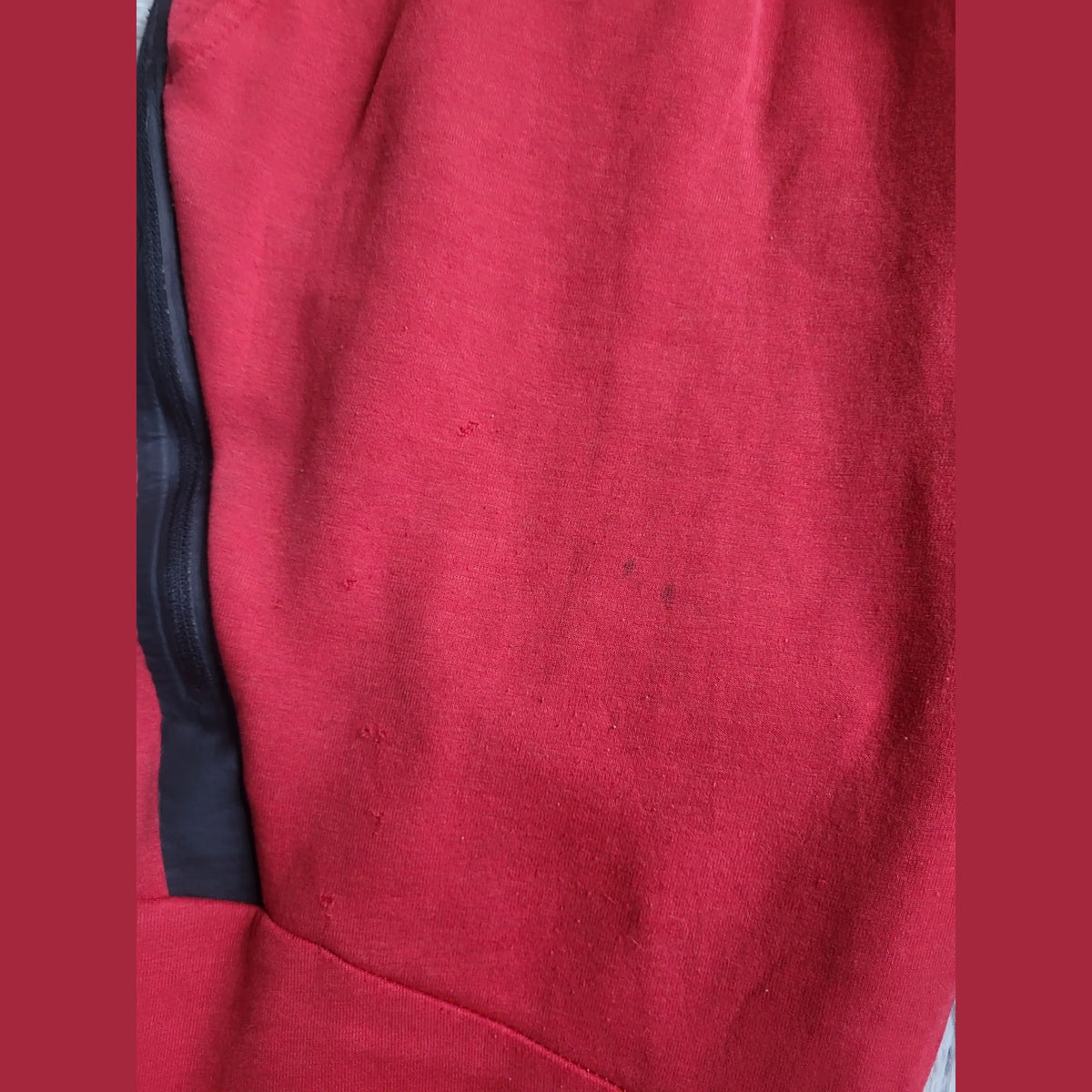Sweat-shirt rouge, marque et taille non visibles, détail poche noire. Fripes Sélect
