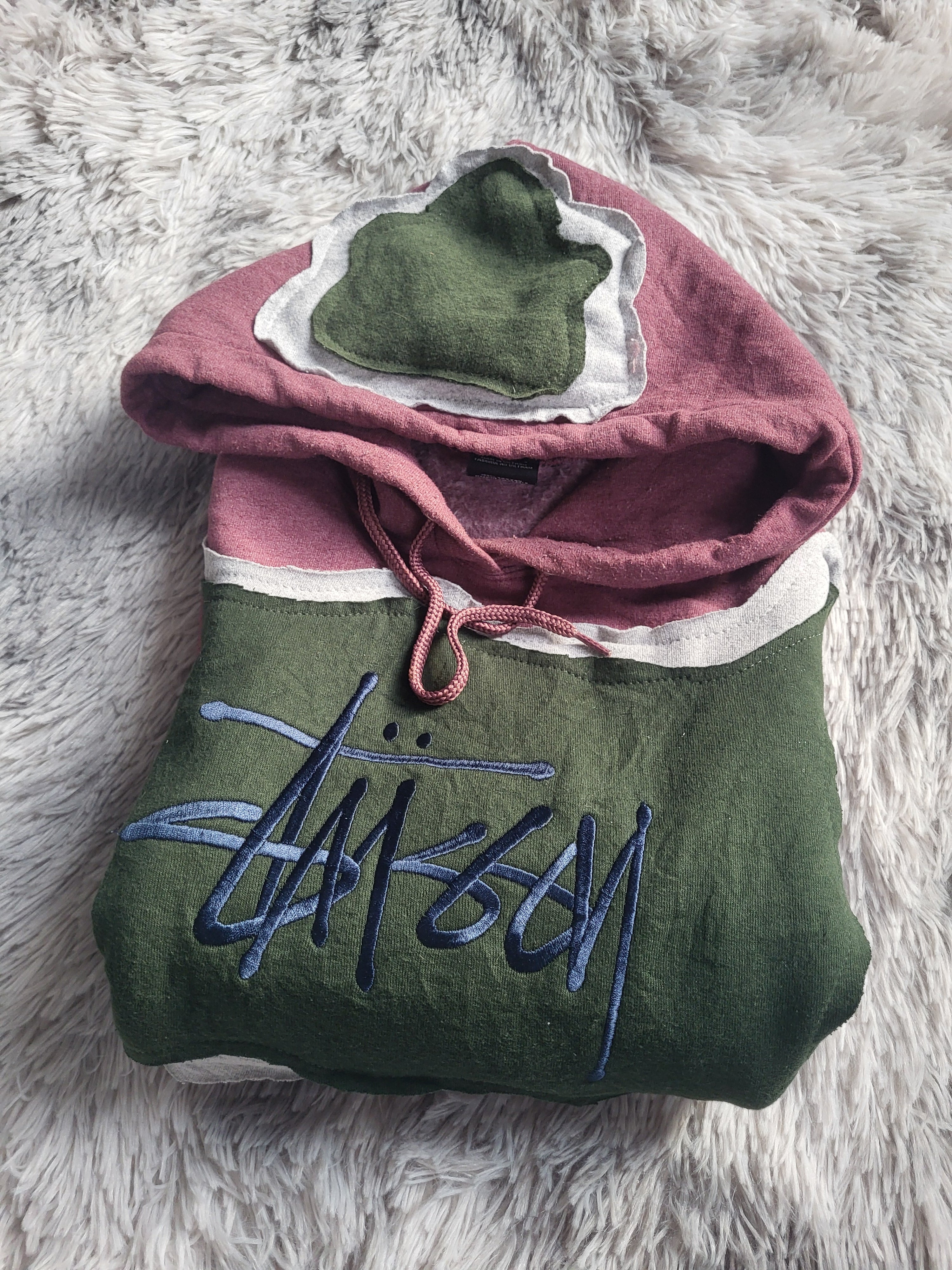 Sweat à capuche Stüssy Reworked Patchwork – Pièce Unique 1/1 – Bordeaux & Vert Olive – Taille XL
