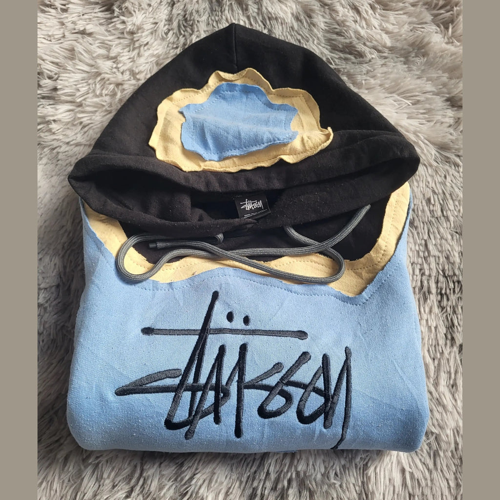 Sweat à capuche Stüssy bleu et noir, logo brodé, taille M. Fripes Sélect